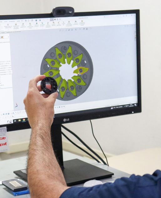 Equipe técnica da Steelvidea analisando ferramenta especial de usinagem em ambiente industrial