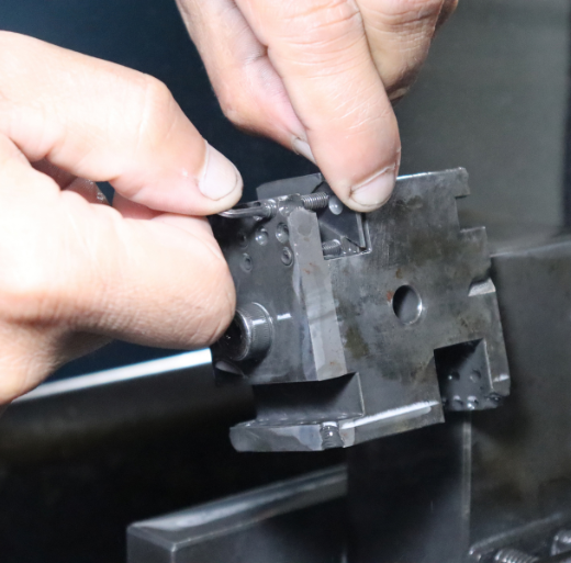 Ferramentas especiais de usinagem produzidas pela Steelvidea em bancada industrial
